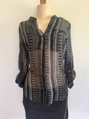 Kut from the kloth sheer tunic blouse buttoned down M
